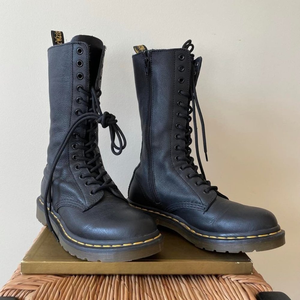 DR / DOC MARTENS 14 EYE BLACK LEATHER 1B99 BOOT US 7 / UK 5